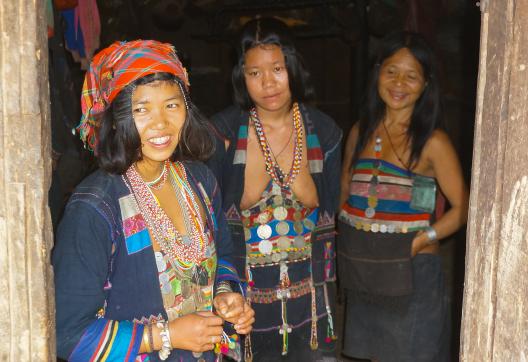 Randonnée vers trois femmes du peuple akha o'pa dans les Monts Phu Sang