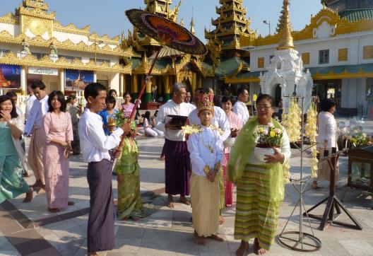 Trek vers une procession de Shin Pyu à la pagode Shwedagon