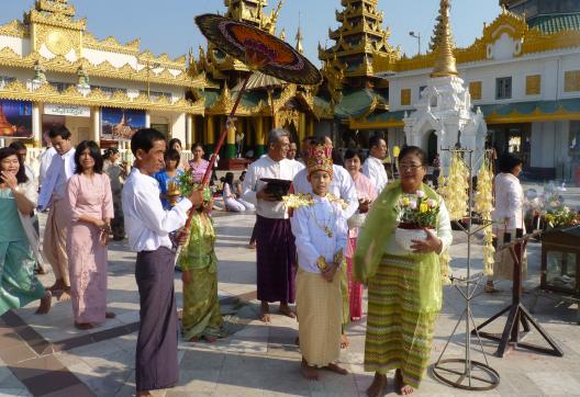 Trek vers une procession de Shin Pyu à la pagode Shwedagon