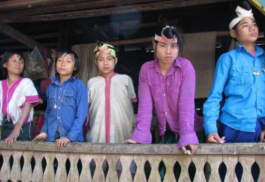 Rencontre de jeunes hommes karen dans la région de Letongku