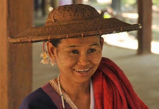 Voyage vers une femme karen dans la région de Letongku