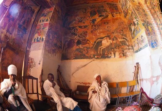 Contemplation des fresques de l'église Abraha We Atsbeha du Gheralta
