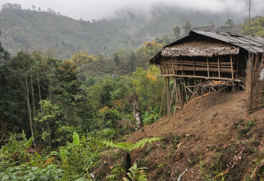 Trekking et arrivée dans un village montagnard en Arunachal Pradesh