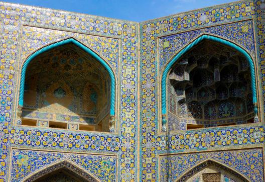Observation du détail de la façade de la Mosquée du Cheikh Lotfallah à Ispahan