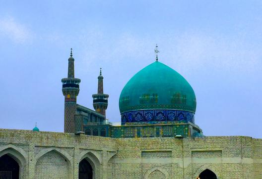 Contemplation du sanctuaire de l'Imam Reza Holy Shrine à Mashad