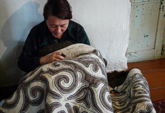 Artisanat local shyrdak tapis feutre Kirghizistan