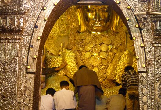 Trekking vers le boudha Mahamuni recouvert d'or à Mandalay