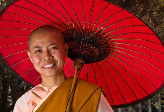 Rencontre d'une nonne bouddhiste et son ombrelle dans la région de Mandalay
