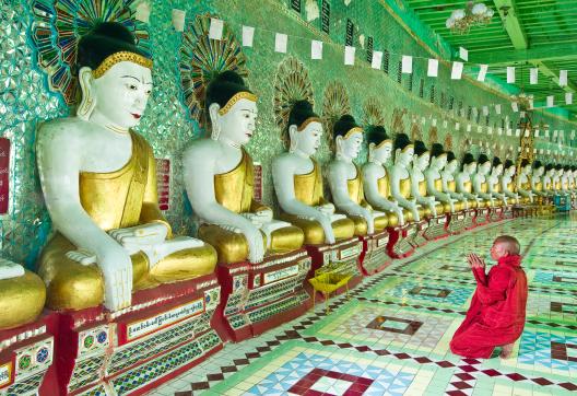 Voyage vers une pagode sur la colline de Sagaing en Birmanie Centrale