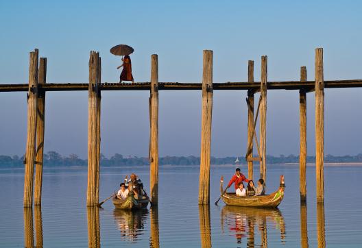 Navigation vers le pont en teck d'Amarapura près de Mandalay
