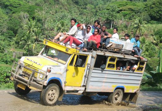 Voyage vers un camion-bus en pays kalinga dans la Cordillera