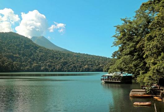 Randonnée vers le lac du volcan Bulusan au sud de l'île de Luzon