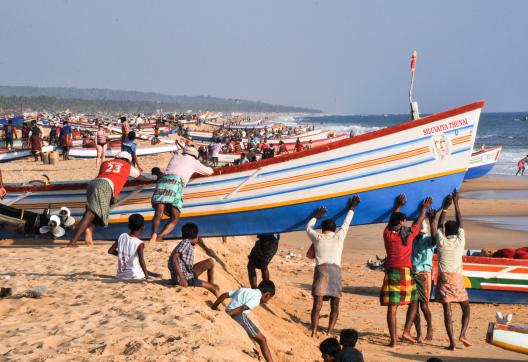 Rencontre de pêcheurs tamouls sur la plage au bord du golfe du Bengale