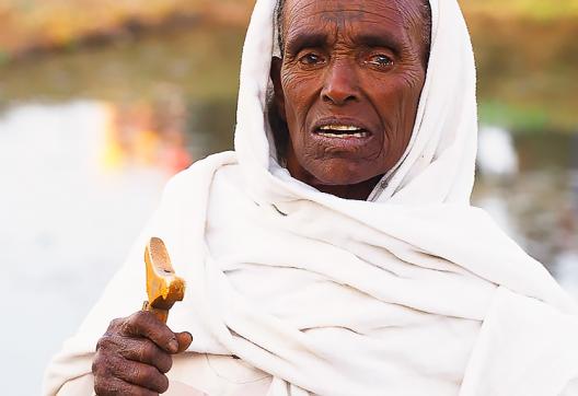 Marche avec une pèlerine des hauts plateaux d'Abyssinie