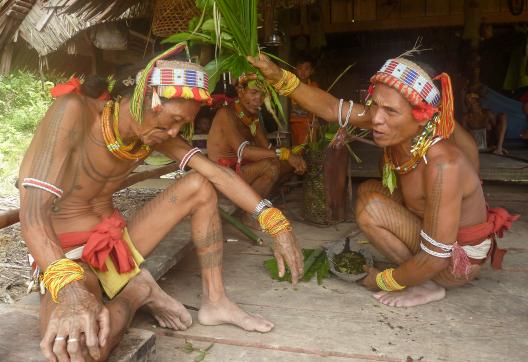 Trek vers une cérémonie avec deux chamans mentawaï sur l'île de Siberut