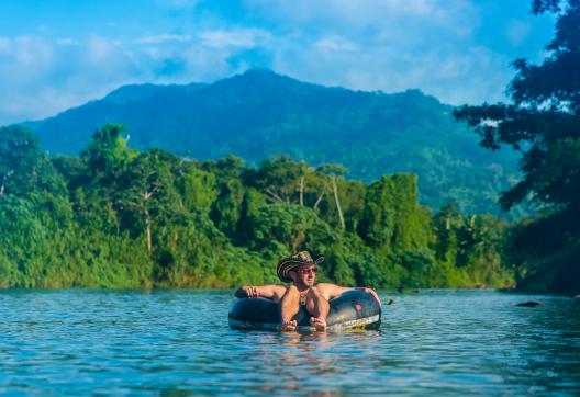 Rio Don Diego dans le parc Taironaka sur la côte caraïbe en Colombie