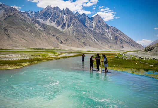 Pêche avec équipe locale sur lac wakhan au Pamir