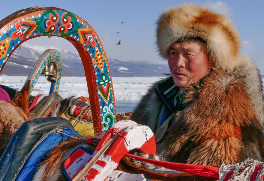 Voyage d'aventure et costume en fourure sure le Khövsgöl gelé