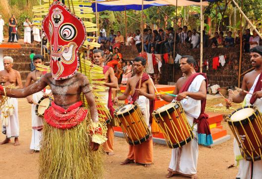 Trekking vers une troupe de Theyyam dans un village du nord du Kerala
