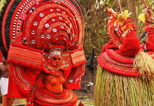 Rencontre de danseurs masqués lors d'un theyyam dans la région de Kannur