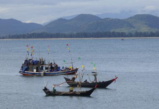 Voyage vers des bateaux de pêche dans la baie de Dawei