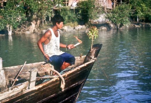 Rencontre d'un pêcheur conjurant le mauvais sort dans la région de Dawei