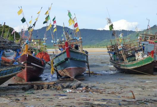 Trekking vers des bateaux de pêche au repos en bordure de la mer d'Andaman