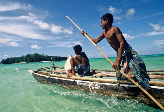 Navigation à travers les îles de la Mer d'Entrecasteaux au large de la côte orientale de la Nouvelle-Guinée