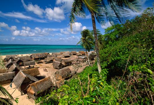 Randonnée vers le village côtier de Gilibwa dans l'archipel des Trobriand
