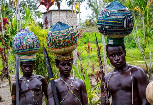 Voyage vers une cérémonie sur l'île de Bougainville non loin des îles Salomon