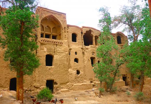 Découverte aventure vers les fortifications d'un village en Iran