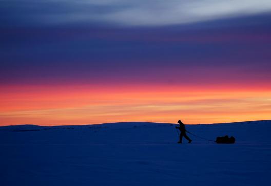 Randonner et coucher de soleil au Finnemark