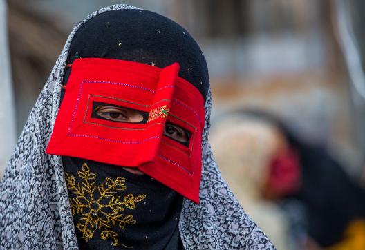 Rencontre d'une femme Bandari portant la burqa traditionnelle au marché de Minab