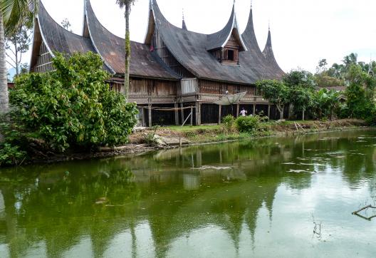 Trek vers une maison traditionnelle des Minang sur Sumatra ouest