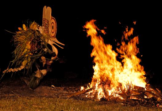Rencontre avec un danseur baining masqué face au feu sur l'île de Nouvelle-Bretagne