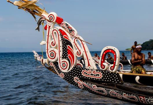 Voyage vers une proue de bateau décorée lors du festival annuel d'Alotau