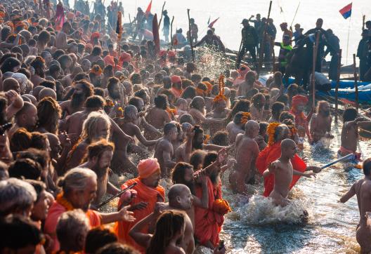 Randonnée vers les naga sadhus se baignant dans le Gange à Kumbh Mela d'Allahabad