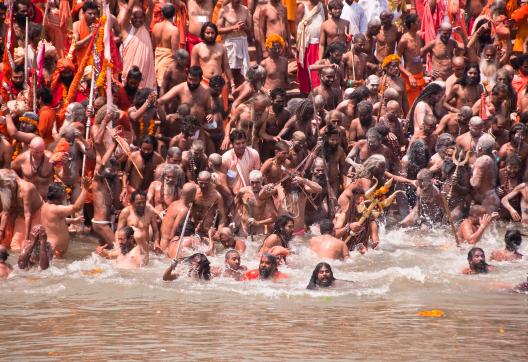 Trekking vers le bain royal des naga sadhus à la Kumbh Mela de Haridwar
