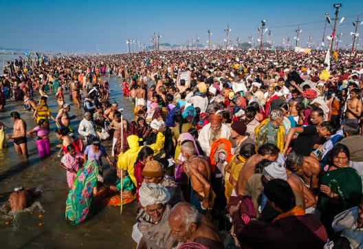 Trek vers le bain dans le Gange lors de la Kumbh Mela d'Allahabad à Prayagraj