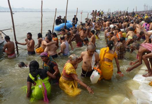 Immersion parmi les pèlerins se baignant dans le Gange à la Kumbh Mela d'Allahabad