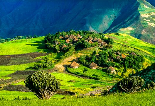 Randonnée vers un village des hauts-plateaux d'Abyssinie