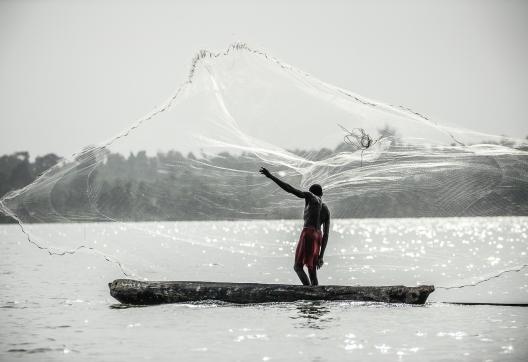 Rencontre du pêcheur au filet sur le Lac Nokoué