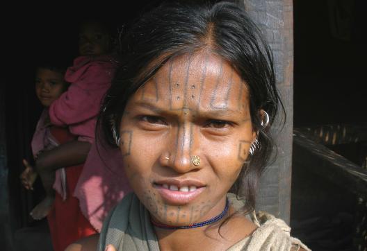Trekking vers une femme kutia kondh devant sa maison en Orissa