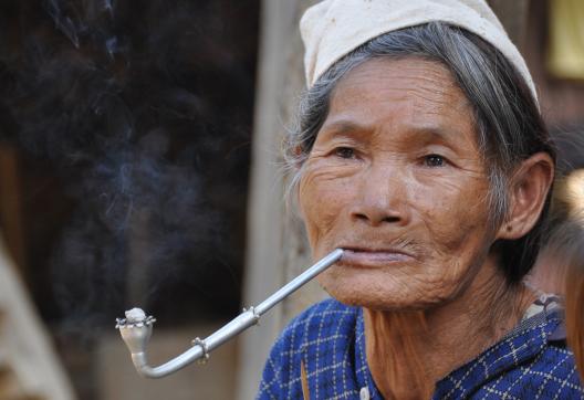 Randonnée vers une femme du peuple khamu dans un village du nord-ouest du Laos