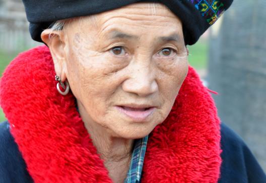 Trek vers une femme du peuple yao dans la région de Luang Namtha