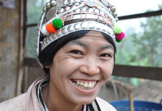 Trekking vers une femme iko et sa coiffe dans un village du nord-ouest du Laos