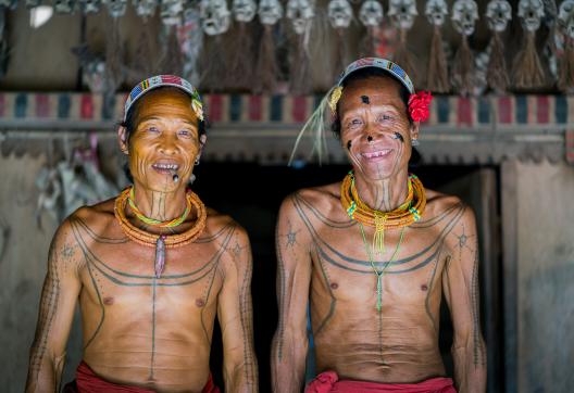 Trek vers deux chamans mentawaï emblématiques sur l'île de Siberut