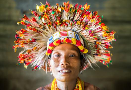 Voyage vers une femme mentawaï parée de fleurs sur l'île de Siberut