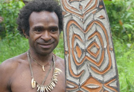 Immersion chez un homme du peuple korowai dans les forêts du sud de la Papua
