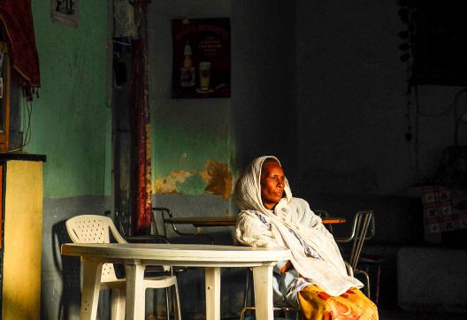 Rencontre d'une femme en repos au café  d'Asmara